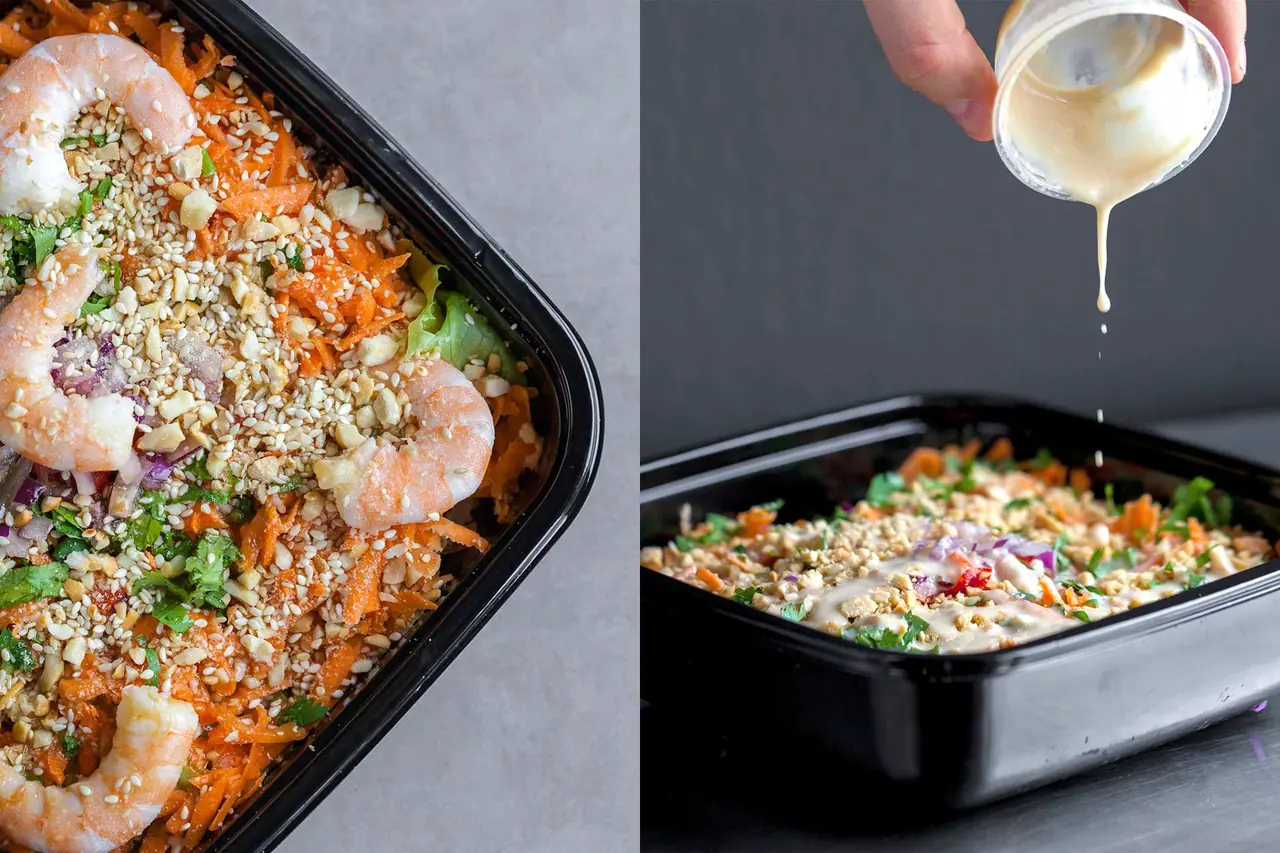 Δίπτυχο: σαλάτα ρυζιού με γαρίδες σε δοχείο takeaway και σάλτσα που χύνεται από πάνω