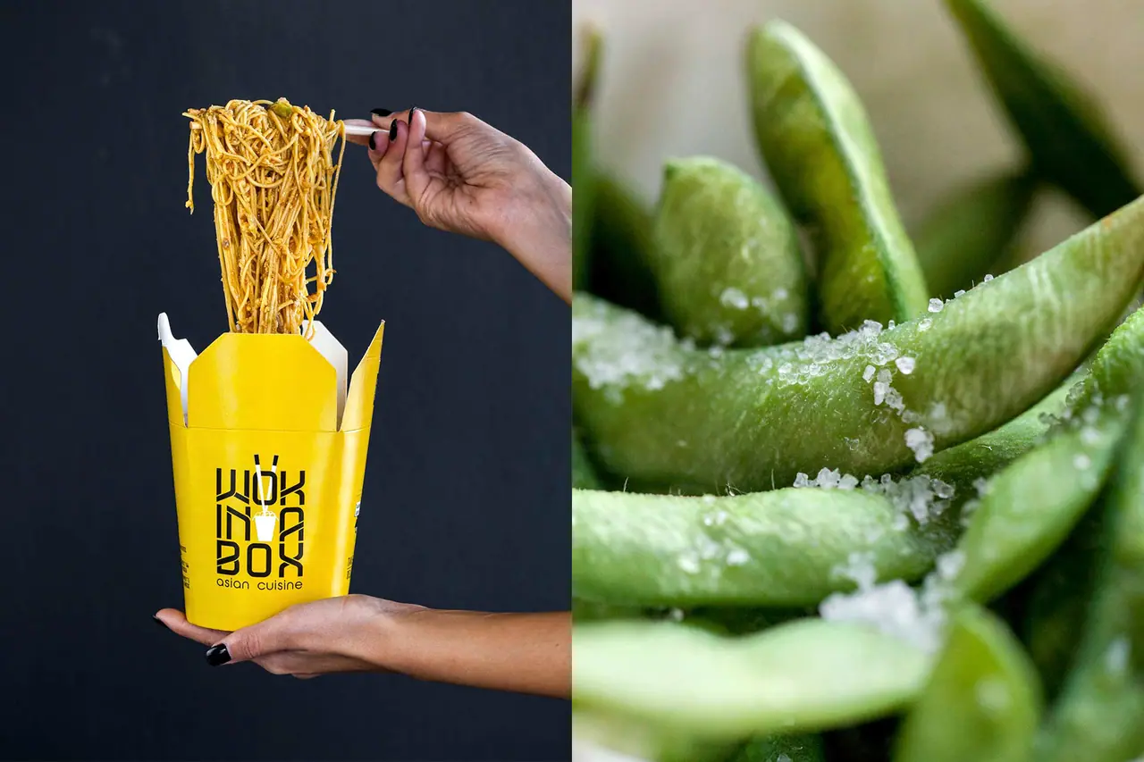 Δίπτυχο: νουντλς που σηκώνονται από κίτρινο κουτί Wok in a Box και κοντινό σε αλατισμένα edamame