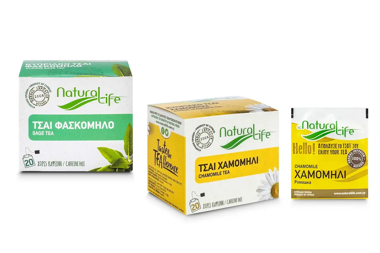 Коробки шалфейного и ромашкового чая на белом фоне